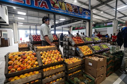 Un vendedor de frutas trabaja en Montevideo, Uruguay en febrero.