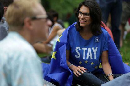 Una mujer con una camiseta a favor de la permanencia en la UE, el pasado domingo en Londres. 
