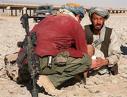 Un médico estadounidense cura las heridas de un soldado afgano que lucha contra los talibanes cerca de Kandahar.