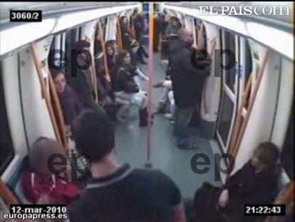 Un joven de 18 años ha denunciado una brutal agresión en el Metro de Madrid, cuando viajaba el pasado 12 de marzo a la altura de la estación de Delicias.