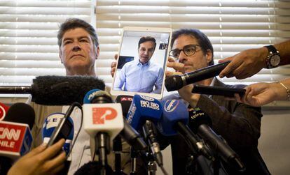 James Hamilton (i.), y José Andrés Murillo, con Juan Carlos Cruz conectado a través de una tableta, ante la prensa.