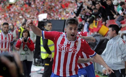 Jony Rodríguez celebra el primer gol del Sporting.