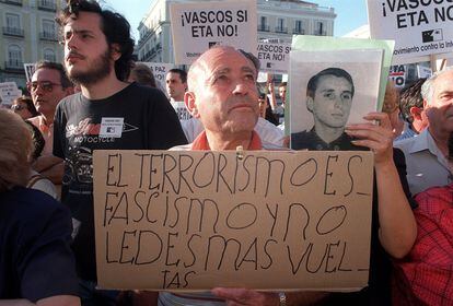 Manifestación contra ETA en la Puerta del Sol de Madrid tras el atentado contra Jesús María Pedrosa, el 5 de abril de 2000.
