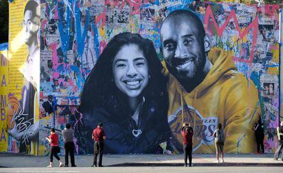 Un grupo de personas fotografía un moral en homenaje a Gianna y Kobe Bryant, en Los Angeles (EE UU), el pasado enero.
