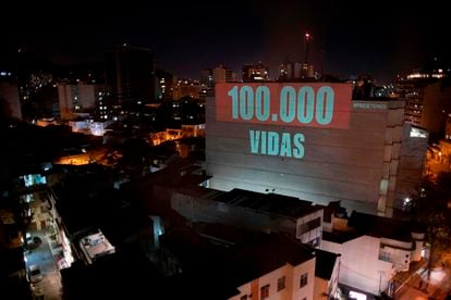 Una proyección en un edificio de Brasil sobre los 100.000 muertos por covid-19.