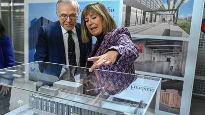 La alcaldesa de L’Hospitalet, Núria Marín, y el presidente de la Fundación La Caixa, Isidro Fainé, con una maqueta del proyecto.