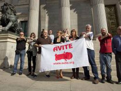 Manifestaci&oacute;n de AVITE a las puerta del Congreso en septiembre de 2015.