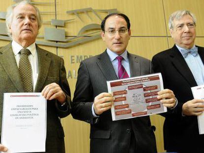 Javier Gonz&aacute;lez de Lara (centro), en la presentaci&oacute;n del documento