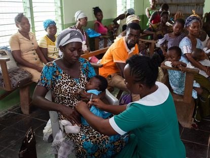 Un bebé de seis meses recibe una dosis de la vacuna contra la malaria en Ghana.