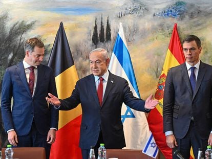De izquierda a derecha, los jefes de Gobierno de Bélgica, Alexander De Croo, Israel, Benjamín Netanyahu, y España, Pedro Sánchez, este jueves en Jerusalén.