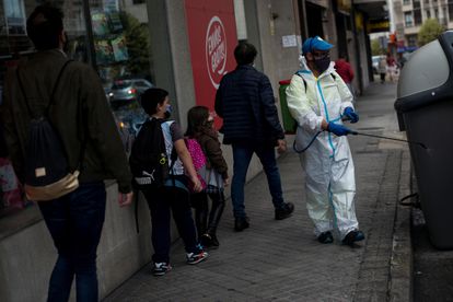 Operarios del Ayuntamiento de Ourense desinfectan las calles de la ciudad, este viernes.