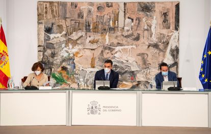 El presidente del Gobierno, Pedro Sánchez (centro), acompañado por la vicepresidenta primera, Carmen Calvo, y el vicepresidente segundo, Pablo Iglesias, el pasado domingo, durante una reunión del Consejo de Ministros, ante la obra de Barceló. 