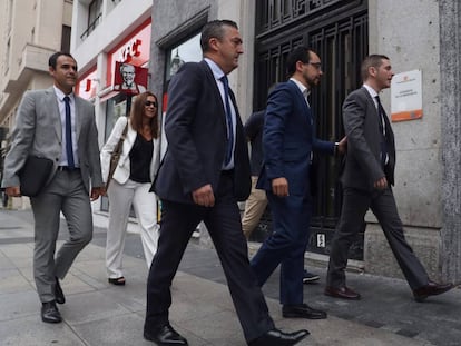 Abogados y directivos de la Real Federación Española de Fútbol (RFEF) a su llegada al Juzgado del Mercantil, en la Gran Vía de Madrid, para la vista convocada por el juez sobre las fechas y los horarios de los partidos.