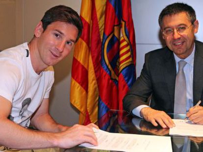 Messi firma la mejora de su contrato, junto a Bartomeu.