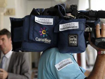 Un trabajador de Canal Sur Televisi&oacute;n, minutos antes del paro, en el Parlamento.