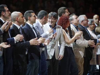 El president de la Generalitat, Carles Puigdemont, al centre, participa en la trobada de Cors Infantils de Catalunya al Palau Sant Jordi de Barcelona.