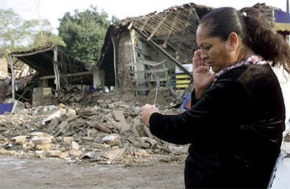 Una residente del Estado de Colima contempla los restos de su casa tras el terremoto.