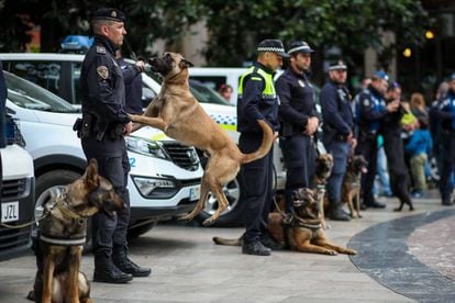 Perros policía y sus agentes responsables durante una concentración en Granada.