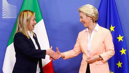 La primera ministra de Italia, Giorgia Meloni (a la izquierda), saluda a la presidenta de la Comisión Europea, Ursula von der Leyen, durante una reunión en Bruselas, este jueves.