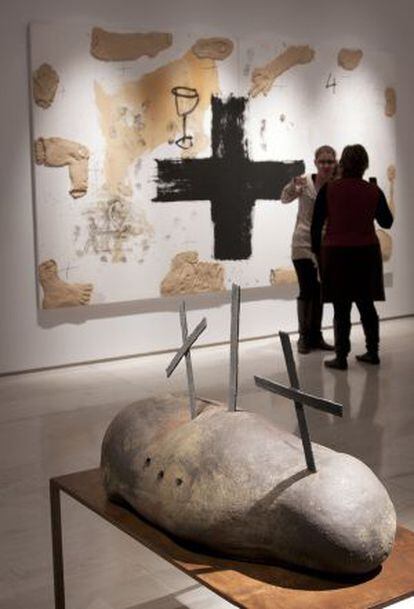 Una de las obras de la exposición de Tàpies en el Museo de Arte Contemporánea de Alicante.