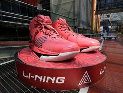 Escultura de zapatillas en el Centro Li Ning de Pekín.