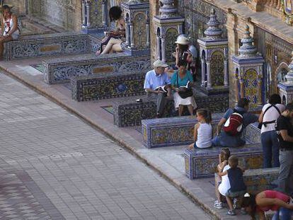 Lectores en la recuperada biblioteca al aire libre de la Plaza de Espa&ntilde;a.