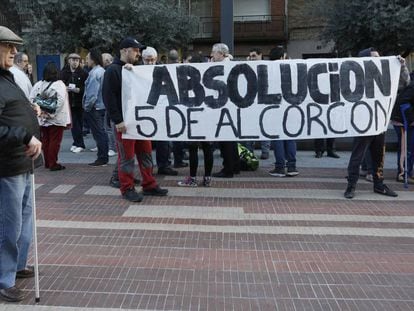 Concentración ayer en la plaza del Ayuntamiento de Alcorcón en apoyo a los cinco huelguistas.
