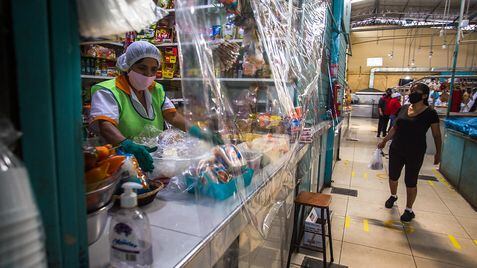 Mujer en un puesto del mercado García Naranjo en Lima, Perú.