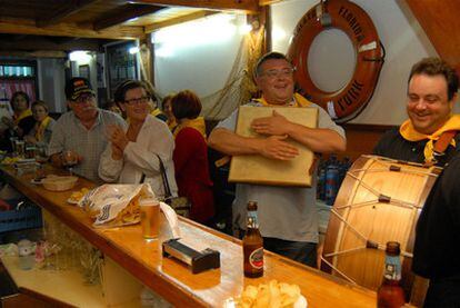 Uno de los grupos de cantores, el viernes por la noche en una taberna del puerto de Ferrol.