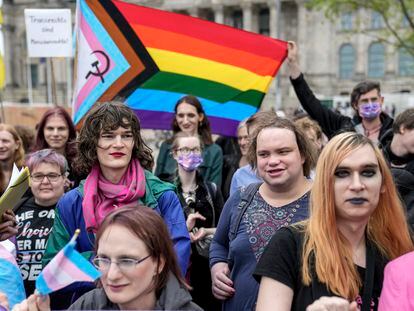 Manifestación a favor de la nueva ley trans en el Bundestag de Berlín, este viernes.