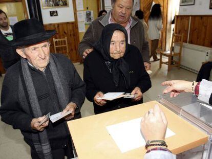 Antonia Patino, de 103 años, y José Pascua, de 102, votan en el municipio salmantino de Hinojosa de Duero, donde residen desde que nacieron en el año 1909.