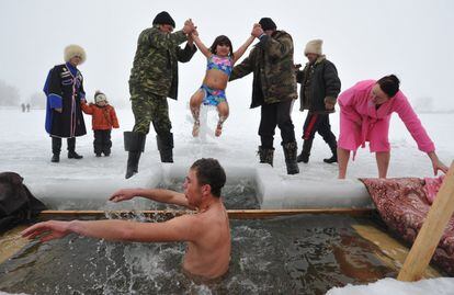 Fieles ortodoxos se sumergen en un lago cerca de Sretinka para celebrar la festividad de la Epifanía. Celebración de la festividad de la Epifanía en un lago cerca de Sretinka, Kirguistán.