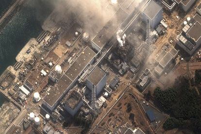 El reactor 3 de la central japonesa de Fukushima arde tras el terremoto y el tsunami, en una imagen tomada por satélite el 14 de marzo.