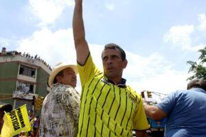 Fotografía cedida por el Comando Venezuela donde aparece el candidato opositor a la Presidencia Henrique Capriles Radonski (d), este 28 de septiembre, durante un evento de campaña en Valera, estado Trujillo (Venezuela).