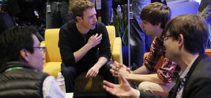 Mark Zuckerberg, cofundador y director ejecutivo de Facebook, charla con un grupo de j&oacute;venes en la sede de la empresa. 