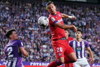 El centrocampista serbio del Getafe, Nemanja Maksimovic, disputa el balón ante el defensa del Valladolid, Luis Pérez, durante el partido de la última jornada de primera división