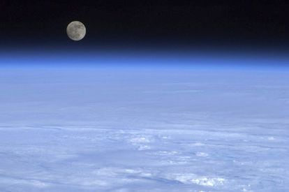 La luna sobre la tierra, cortesía del coronel Chris Hadfield de la Agencia Espacial Canadiense.