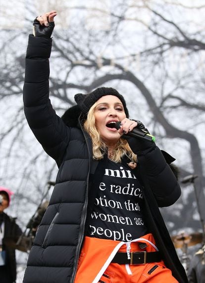 El discurso anti-Trump. La artista fue una de las famosas que se subió a la palestra para hablar durante la marcha de las mujeres en enero de 2017, en contra de las políticas del actual presidente de los Estados Unidos. Dejando claras de nuevo sus convicciones políticas, la cantante expresó que estaba indignada y enfadada y que incluso había pensado en volar la Casa Blanca, pero que sabía que no serviría de nada y que apostaba por el amor y no por la muerte. La CIA amenazó con tomarse en serio el tema de los explosivos en la residencia presidencial, su música fue vetada en una radio de Texas y el magnate rubio la llamó “asquerosa”.