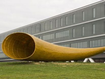 Escultura realizada por alumnos de la Facultad de Bellas Artes de la UPV e instalada en el campus de Leioa, que sonará en los actos académicos. 