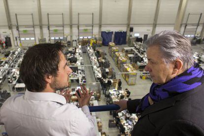 El alcalde Klaus Wowereit (derecha) conversa con el cofundador de ReBuy Marcus Börner en el centro logístico de la startup en Berlín.