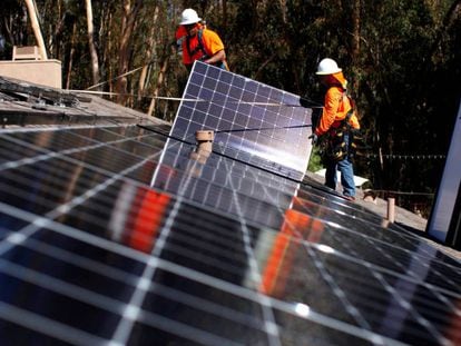 Empleados instalando paneles solares en un rancho en California