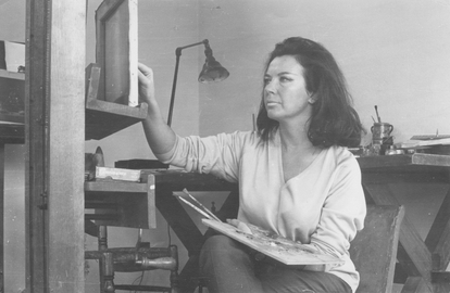 La pintora Lucinda Urrusti, exiliada española, dibuja en su estudio, fecha desconocida alrededor de los 70.