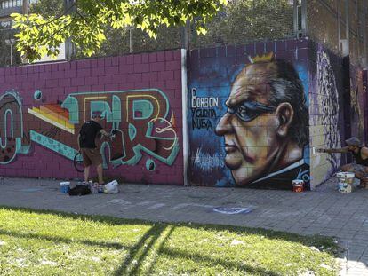 Dos artistas pintando muros en Barcelona