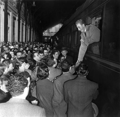 Llegada de don Juan Carlos de Borbón en tren a la estación de Mediodía-Delicias (Madrid), en 1955, saludando desde la ventanilla del convoy a los que en el andén esperaban su llegada.