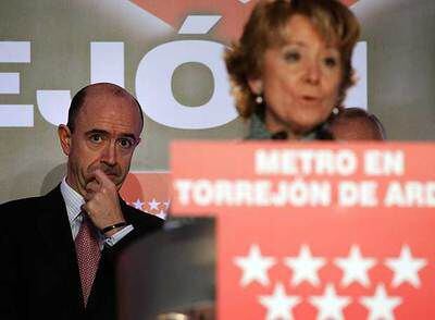 Manuel Lamela y Esperanza Aguirre, durante la presentación del metro a Torrejón.