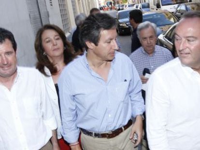 De izquierda a derecha, Jos&eacute; Ciscar, Carlos Floriano y Alberto Fabra, a la llegada a la cena del PP en Elda.