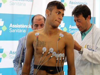 Neymar pasa una revisión médica en junio de 2013.
