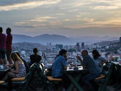 Vista de Sarajevo desde una de las montañas que la rodean.