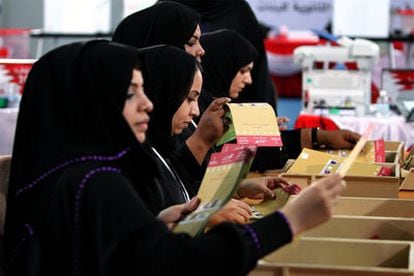 Unas mujeres cuentan votos en la ciudad de Isa, al norte de Bahrein.