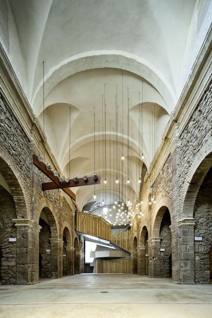 El convento de Sant Francesc se construyó en Santpedor a principios del siglo XVIII. La mayor parte de su estructura fue derribada en el año 2000, quedando solo en pie su maltrecha iglesia. El arquitecto catalán David Closes fue el encargado de darle una nueva vida al espacio, y el proyecto tenía como objetivo convertir el antiguo templo en un auditorio con un aforo para 360 personas y un equipamiento cultural polivalente. Tras ocho años de obras, en 2012 abría sus puertas el nuevo centro cultural, en el que aún se pueden ver partes de la construcción originaria. Está prevista una tercera fase en la rehabilitación, en la que se trasladará el archivo histórico de la localidad barcelonesa a las plantas altas del lado sur de la antigua iglesia. En 2014 fue uno de los proyectos expuestos en el pabellón de Cataluña de la Bienal de Arquitectura de Venecia.